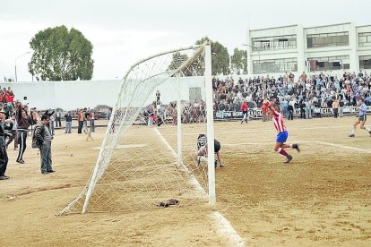 Partido de Liga ante el Huelva en 1974 en el estadio de la Falange, con la grada supletoria del fondo del marcador y público de pie detrás de la portería.