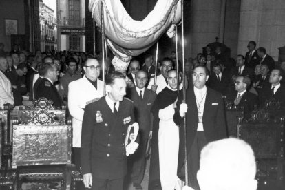 Franco entrando bajo palio en el templo de la Virgen del Mar junto al entonces teniente de alcalde, Guillermo Verdejo, cuando visitó Almería en 1961 .