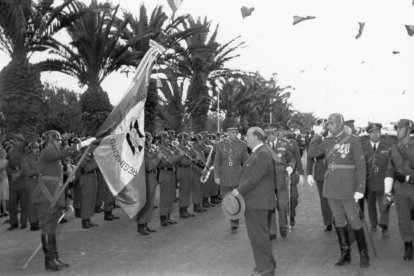La ciudad de Almería se tiró a la calle para recibir a Franco en 1961. En la foto, el Caudillo saludando a la bandera en la calle Reina Regente.