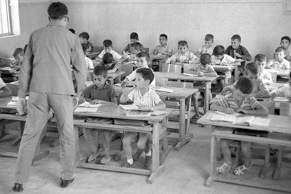 Un maestro dando clase en el colegio de La Salle del barrio de Los Molinos en los años 60.