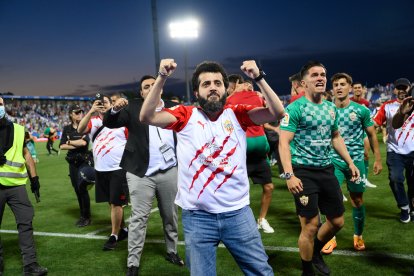 Turki Al-Sheikh saltando en el césped celebrando el ascenso del Almería.