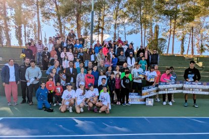Fotografía de familia con finalistas, organización y parte del público que se quedó para inmortalizar ese momento.