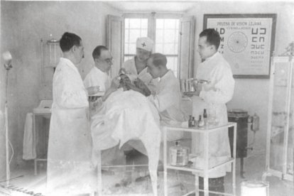 Intervención de un afectado de tracoma en el dispensario de Mojácar que se inauguró en 1932, atendido por el doctor Bartolomé Flores