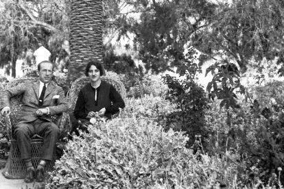Antonia Cuesta Moyano y Carmen González Egea en su finca de Villamaría en el cerro de La Molineta, lugar de retiro de la familia- Años 30.