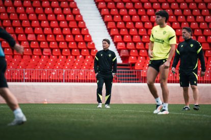 El técnico del Almería en el entrenamiento del Estadio Mediterráneo.