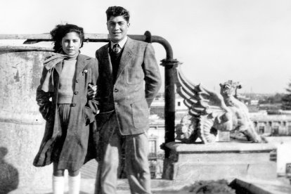 Claudio Pimentel con su hermana en la azotea del teatro Cervantes, donde vivió con su abuela durante diez años.