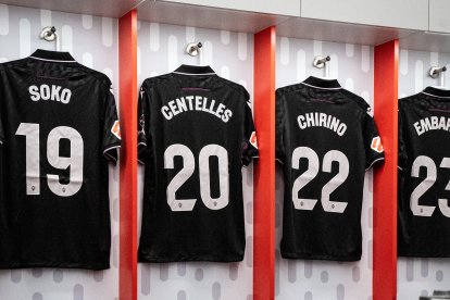Las camisetas negras del Almería colocadas en el vestuario del Alfonso Murube.