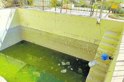 Dos años después de su rehabilitación, el fango y las piedras reinan en la alberca.