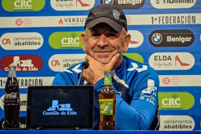 Claudio Barragán es una estrella del fútbol y un sabio de los banquillos al frente del CD Eldense.