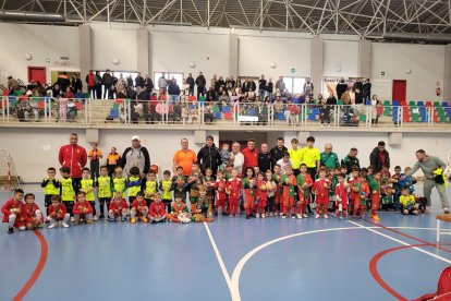 Foto de familia de la segunda edición de la concentración de la Liga Bebé de Fútbol Sala.