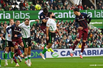 Villalibre anotando un gol de pizarra al Eibar.