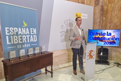 El subdelegado del Gobierno de España José María Martín dando a conocer los premiados.
