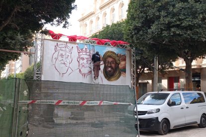 El mural de los Reyes Magos, en ejecución en el renovado Paseo de Almería.