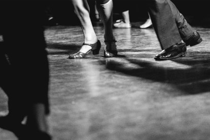 Un hombre alto y delgado se levantó del taburete y se puso delante de mí. Se movía lentamente, sobre todo sus pies apenas se despegaban del suelo, pero llevaba el ritmo con una amplia sonrisa.