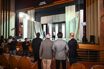 Visita al montaje en el Auditorio Municipal Maestro Padilla de la ópera 'La Traviata'.