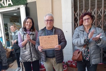 Manolo Gómez recibió un sentido reconocimiento de sus vecinos del Casco Histórico tras su reciente jubilación.