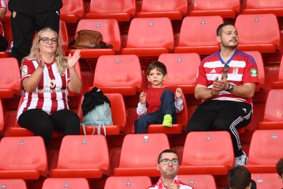 En familia y con las camisetas del Almería y del Granada en el partido de la pasada temporada en el Mediterráneo.