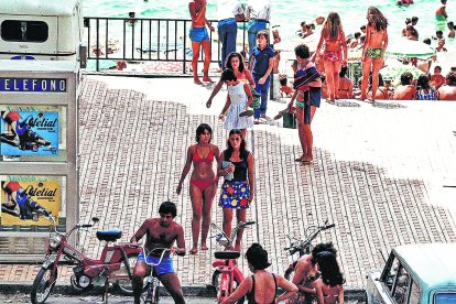 La zona playera de San Miguel antes de que se construyera el Paseo Marítimo, con el mar pegado a los edificios