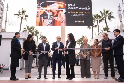 Las autoridades inauguran la duodécima edición de la Feria ‘Sabores Almería’ en la Plaza de las Velas.