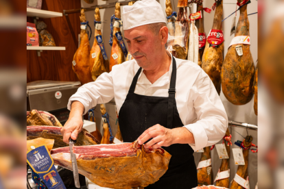 Francisco Fernández en la charcutería de la Dulce Alianza.