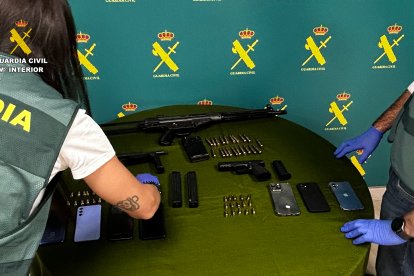 Los agentes de la Guardia Civil encontraron en el domicilio del detenido en Roquetas un subfusil y armas cortas.