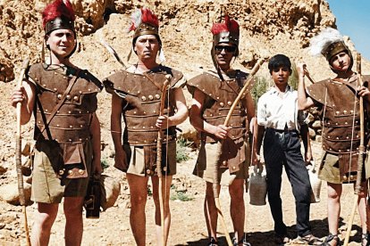 Grupo de guerreros que tomaron parte en la película Cleopatra en el invierno de 1963. El niño del agua era fundamental en las escenas rodadas en el desierto.