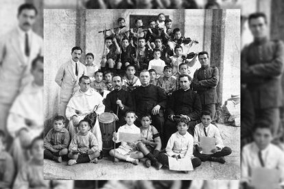 Colegio de Seises en 1920, en una foto hecha en el claustro de La Catedral. Contaba la escuela con cuatro profesores que eran sacerdotes y con dos músicos militares que impartían sus enseñanzas en el centro.