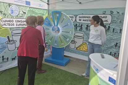 Las personas que han pasado han podido conseguir premios con una ruleta