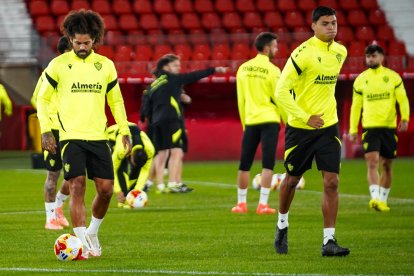 Aridane (36 años), y Fidel (18), podrían liderar la defensa del Almería este domingo a las 18:30 horas frente al Burgos.