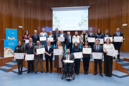 La concejal huercalense de Juventud, Juani Egea (cuarta por la derecha en la fila de abajo) con el diploma.