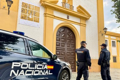 Agentes de la Policía Nacional, ante la iglesia de San Roque.