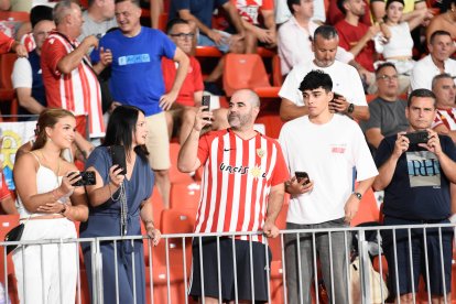 Aficionados del Almería en la primera fila de Tribuna.