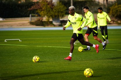 Patrick Soko en el entrenamiento del campo Anexo del Estadio de los Juegos Mediterráneos.