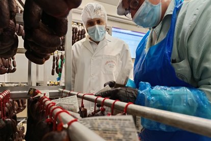 Enrique Cruz revisa el proceso de producción de las morcillas en las instalaciones de Peña Cruz.