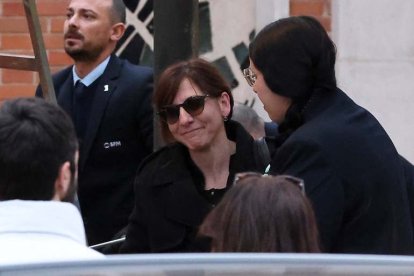 Malena visiblemente afectada en la despida a su padre.