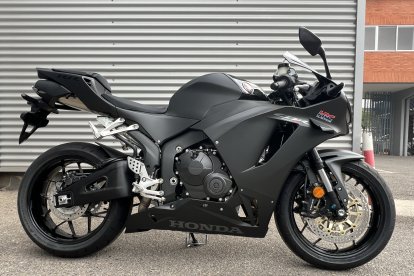 El motor empleado en la CBR600RR es un cuatro cilindros de 599 cc, con
cuatro válvulas por cilindro.