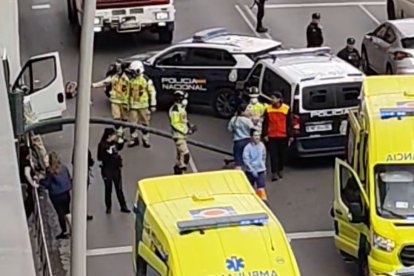En la imagen, el conductor del camión sale ayudado por los Bomberos.