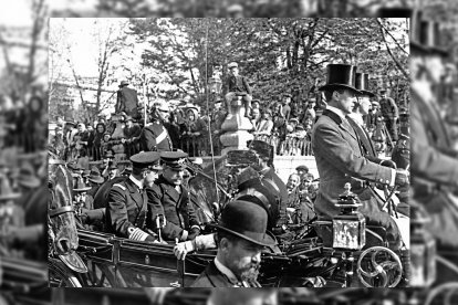 El joven Alfonso XIII pasando en el coche de caballos por la Plaza de San Pedro el 28 de abril de 1904. A su lado iba el ministro de la Guerras, el general Linares.