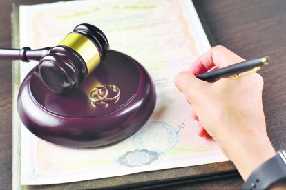 Alegoría de firma de documento de divorcio.