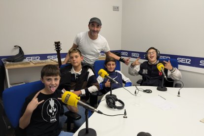 Los componentes de Five Rock junto a su profesor Fran González en los estudios de SER Levante.