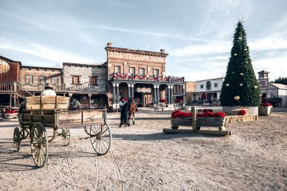 La plaza central de MiniHollywood Oasys, decorada con guirnaldas, luces y un gran árbol navideño, se convierte en el corazón de esta Navidad tan especial en el desierto.