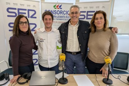 Responsables del consorcio como su presidente, Antonio M. Pascual; su gerente, Marta Sánchez de Puerta y la jefa de Servicio, Carmen M. Moncada, ayer con el periodista Guillermo Mirón.