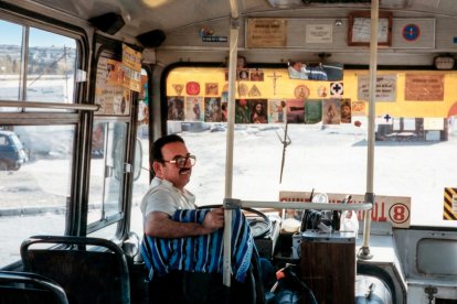 Antonio Iglesias con el autobús que iba al arrabal de Los Almendros, donde el personaje más popular del barrio.