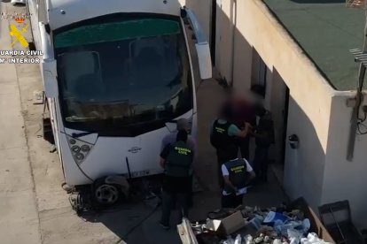 Imagen de uno de los autobuses empleados para transportar la droga escondida desde Almería hasta Bélgica.