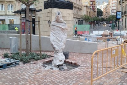Escultura de Nicolás Salmerón y Alonso colocado en la Puerta de Purchena