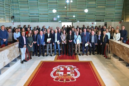 Foto de familia de los homenajeados con el Escudo de Oro.
