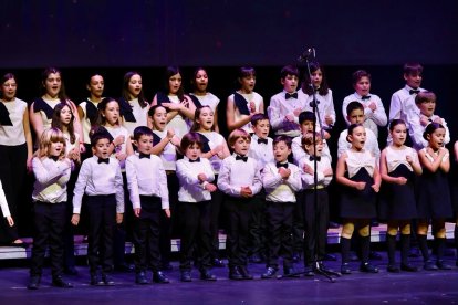 Alumnos del Liceo Mediterráneo que interpretaron Ama, ama y ensancha el alma, de Extremoduro.