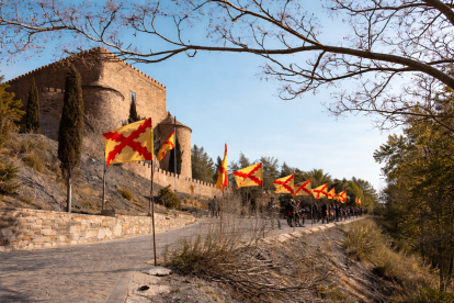 El camino del castillo de Gérgal engalanado para la fiesta.