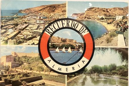 Típica postal almeriense de los años 60 con una imagen aérea del centro histórico y el puerto, al lado la playa del Palmer, la Alcazaba y una de las fuentes del Parque.