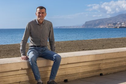 Antonio Maíllo, fotografiado en el Paseo Marítimo de Almería, cerca de la sede provincial de Izquierda Unida.